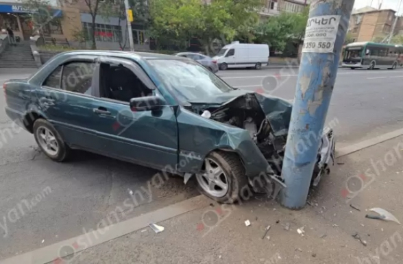 Երևանում՝ Ռուբինյանց փողոցում, «Mercedes»-ը դուրս է եկել երթեկելի գոտուց, բախվել եզրաքարին, ապա երկաթե էլեկտրասյանը․ վարորդը տեղափոխվել է հիվանդանոց